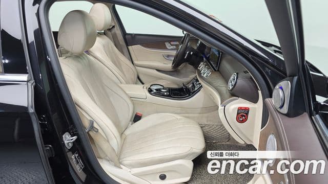 Mercedes-Benz E-Class 2018 — Şəkil 19/20