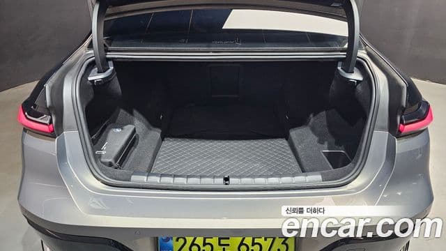 BMW 7 Series 2025 — Photo 8/31