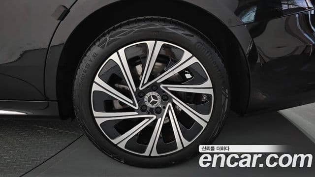Mercedes-Benz E-Class 2025 — ფოტო 32/34