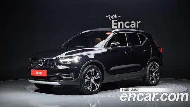 Volvo XC40 2022 — Фото 1/20