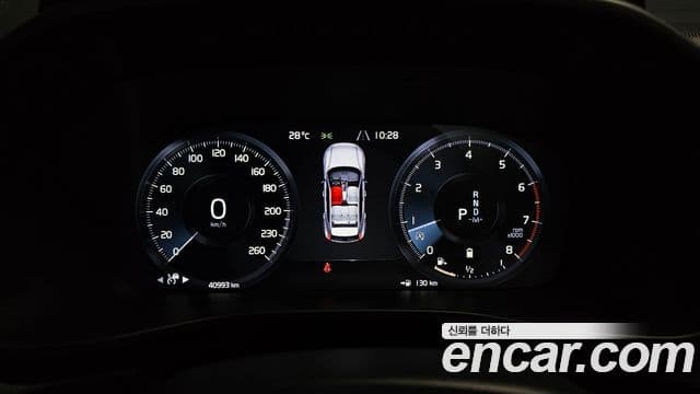 Volvo XC40 2022 — Фото 8/20