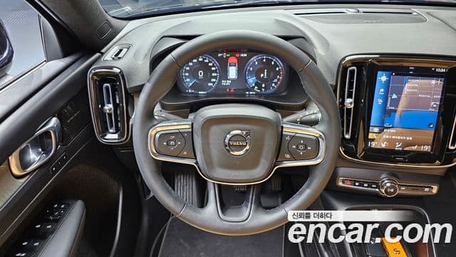 Volvo XC40 2022 — Фото 13/20