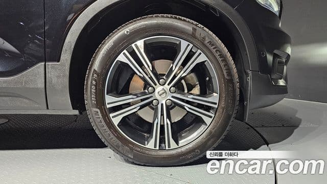 Volvo XC40 2022 — ფოტო 36/40