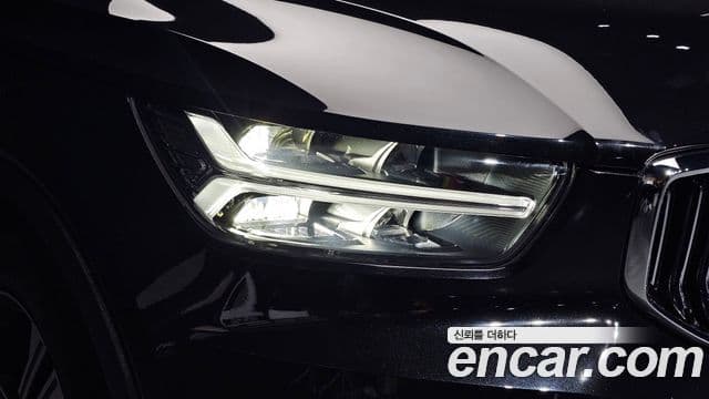 Volvo XC40 2022 — ფოტო 11/40