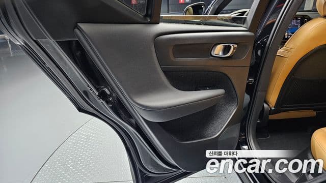 Volvo XC40 2022 — ფოტო 28/40
