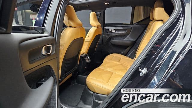 Volvo XC40 2022 — ფოტო 12/40