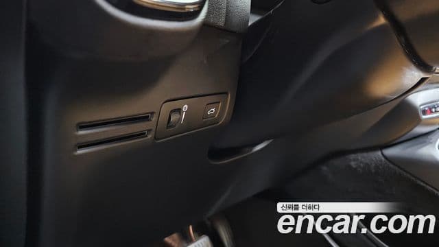 Volvo XC40 2022 — ფოტო 32/40