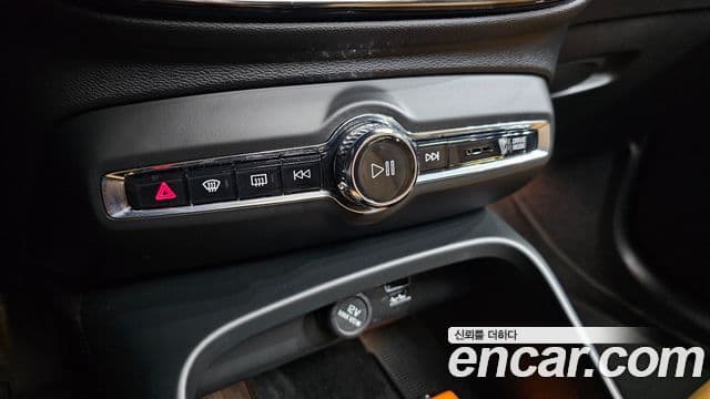 Volvo XC40 2022 — ფოტო 13/40