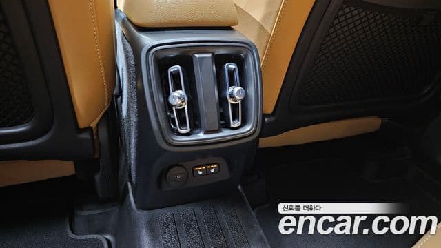 Volvo XC40 2022 — ფოტო 27/40