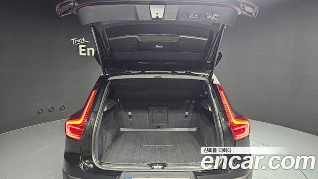 Volvo XC40 2022 — ფოტო 37/40