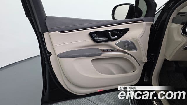 Mercedes-Benz EQS SUV 2023 — ფოტო 24/35