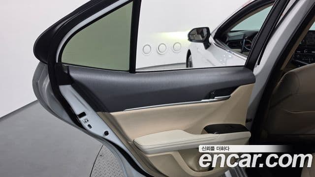 Toyota Camry 2024 — ფოტო 20/34