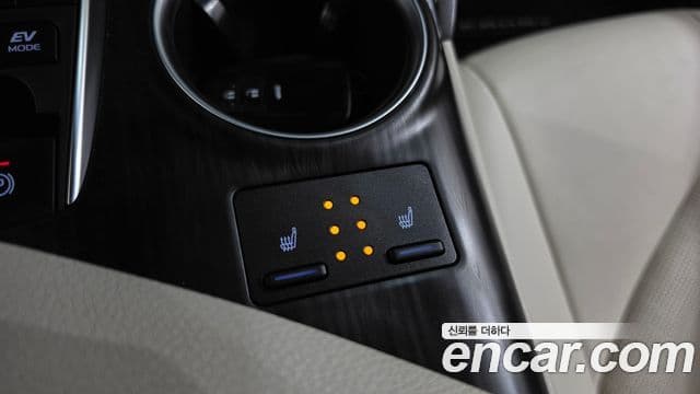 Toyota Camry 2024 — ფოტო 25/34