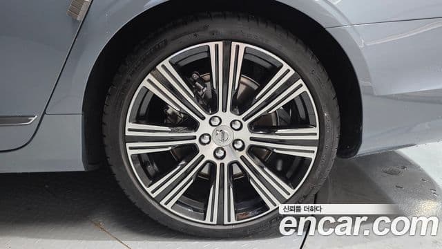 Volvo S90 2022 — ფოტო 32/35