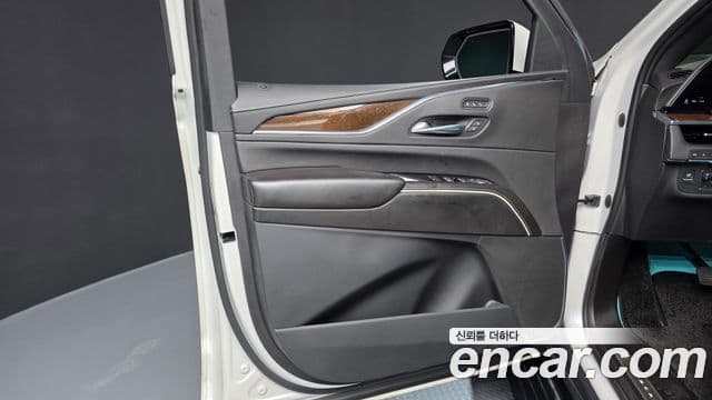 Cadillac Escalade 2021 — ფოტო 26/39
