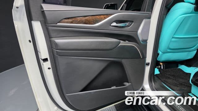Cadillac Escalade 2021 — ფოტო 21/39
