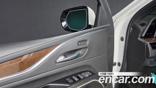 Cadillac Escalade 2021 — ფოტო 16/39