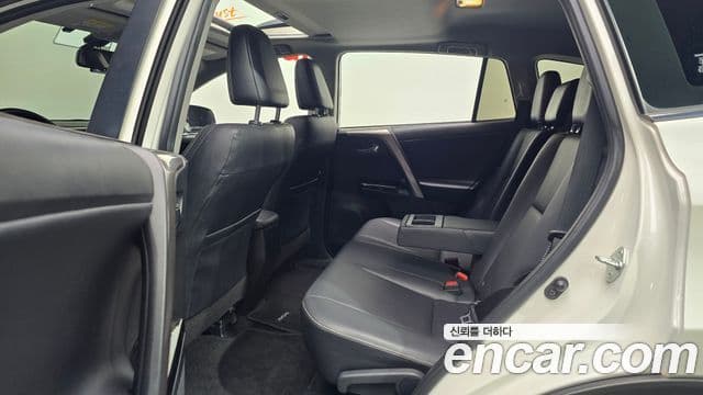 Toyota RAV4 2018 — Фото 12/20