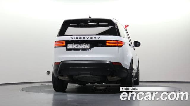 Land Rover Discovery 5 2019 — Photo 8/25