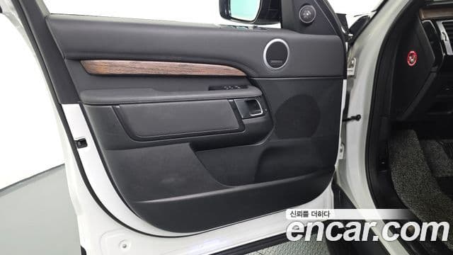 Land Rover Discovery 5 2019 — Photo 16/25