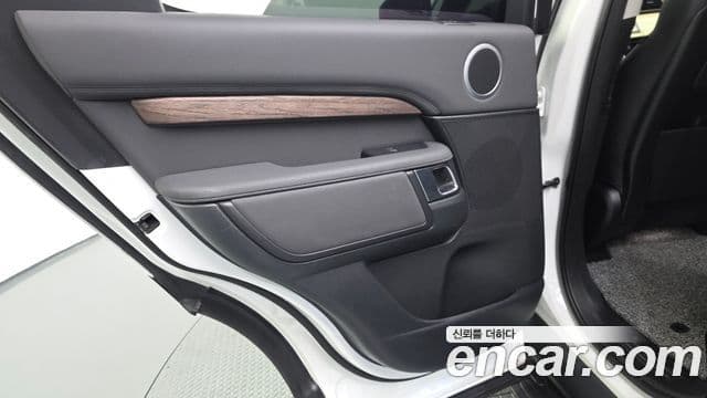 Land Rover Discovery 5 2019 — Photo 23/25