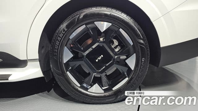 Kia Carnival 2024 — ფოტო 22/32