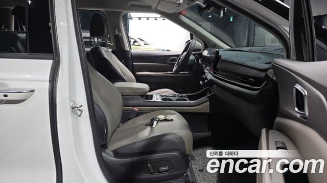 Kia Carnival 2024 — ფოტო 26/32