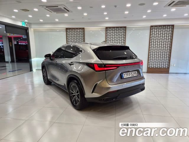 Lexus NX450h+ 2025 — Photo 12/15