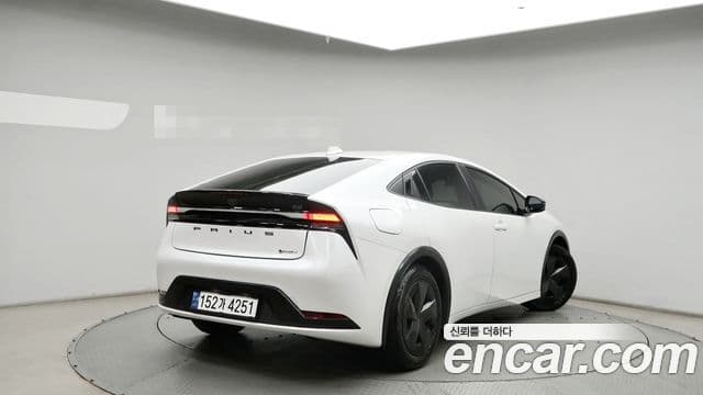 Toyota Prius 2023 — Фото 1/20