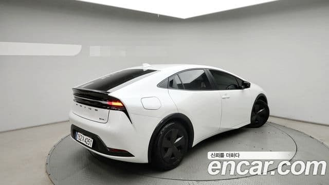Toyota Prius 2023 — Фото 11/20