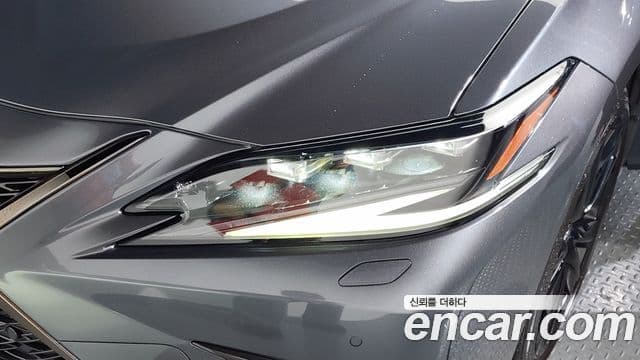 Lexus ES300h 2022 — Photo 18/33