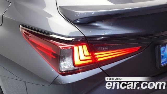 Lexus ES300h 2022 — Photo 9/33
