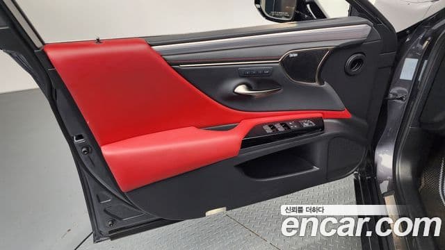 Lexus ES300h 2022 — Photo 3/33