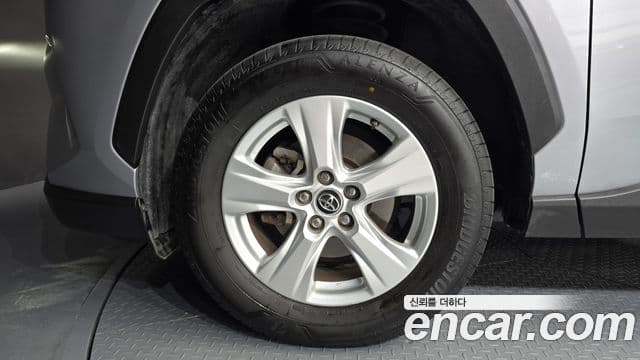 Toyota RAV4 2019 — ფოტო 18/20