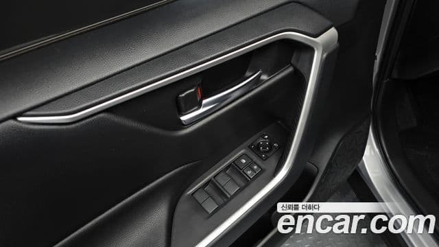 Toyota RAV4 2019 — ფოტო 14/20