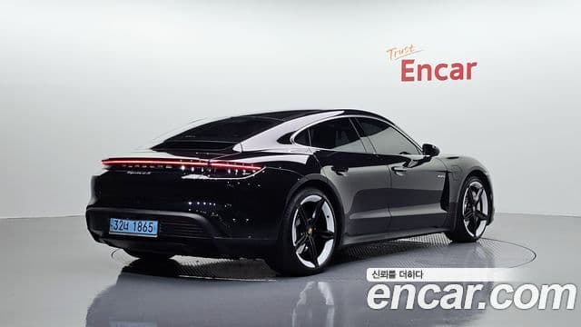 Porsche Taycan 2021 — ფოტო 23/39