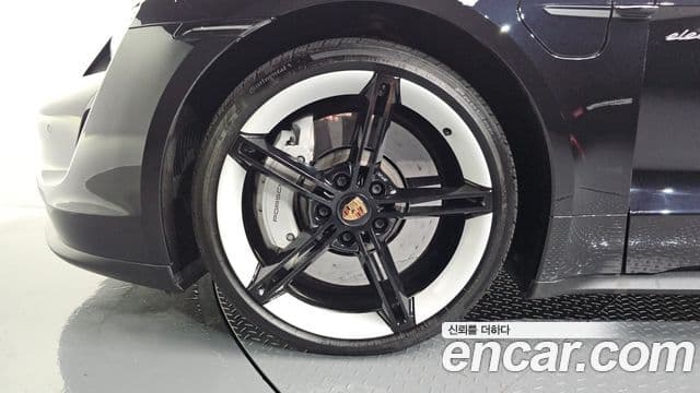 Porsche Taycan 2021 — ფოტო 30/39