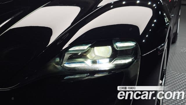 Porsche Taycan 2021 — ფოტო 22/39