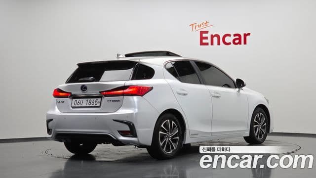 Lexus CT200h 2018 — Photo 19/30