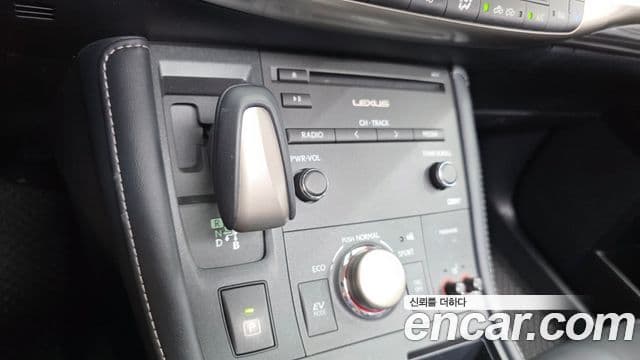 Lexus CT200h 2018 — Photo 22/30