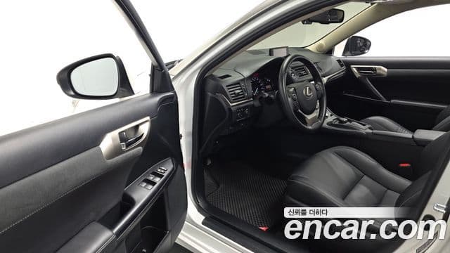 Lexus CT200h 2018 — Photo 25/30