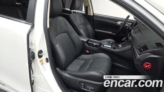Lexus CT200h 2018 — Photo 5/30