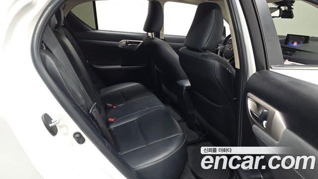 Lexus CT200h 2018 — Photo 6/30