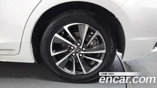 Lexus CT200h 2018 — Photo 1/30