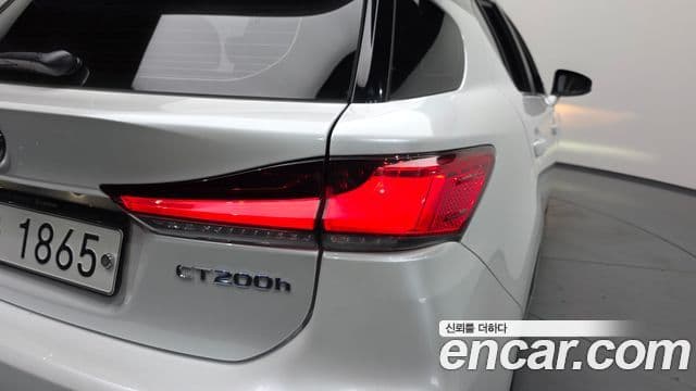 Lexus CT200h 2018 — Photo 24/30