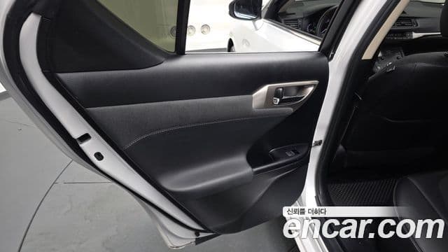 Lexus CT200h 2018 — Photo 26/30