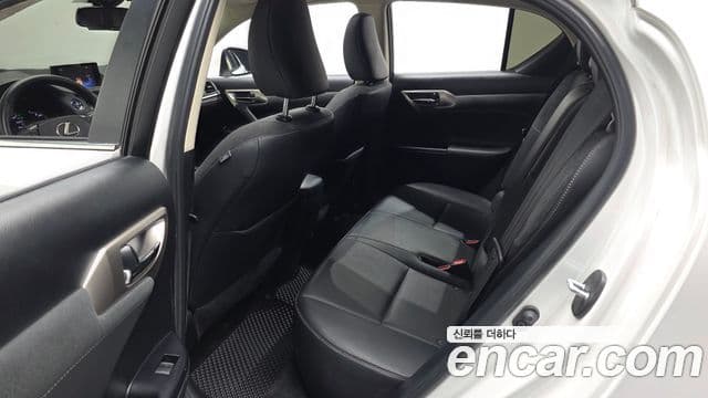 Lexus CT200h 2018 — Photo 18/30