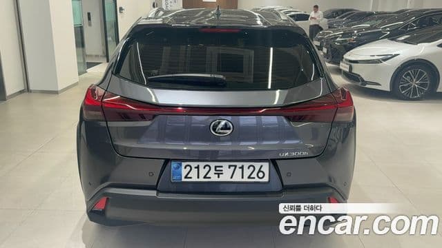 Lexus UX300h 2025 — Фото 3/14
