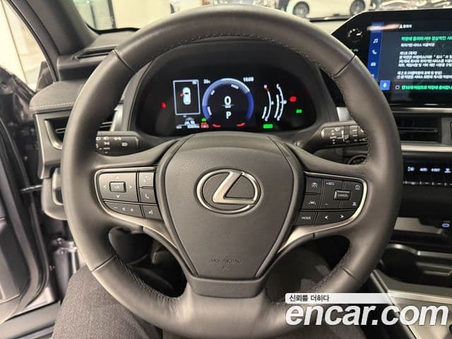 Lexus UX300h 2025 — Фото 11/14