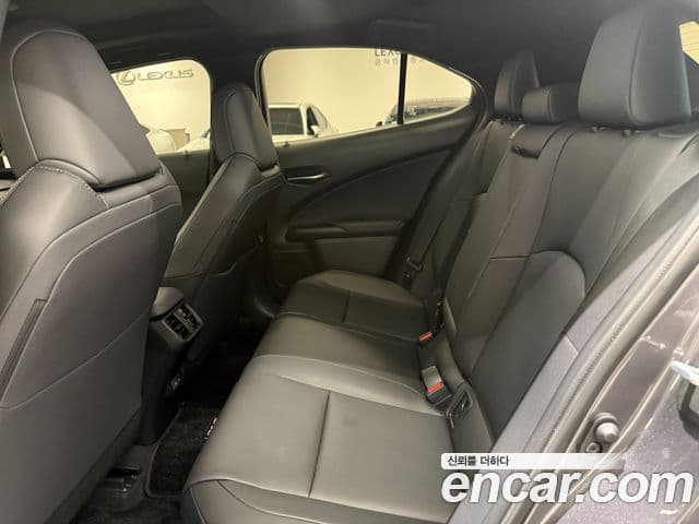 Lexus UX300h 2025 — Фото 13/14